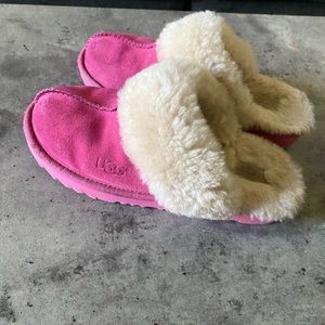 Girls ugg slip on size 4, pink